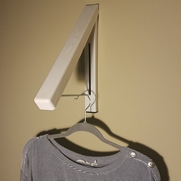 Retractable wall clothes hanger. Drying, Display